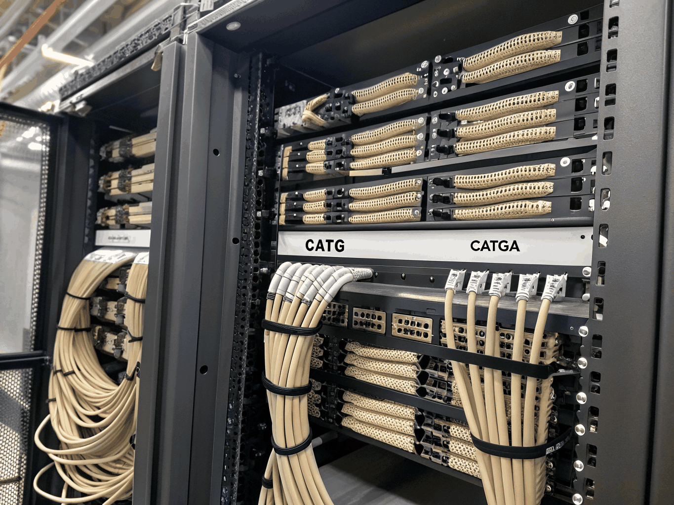 Sliding drawer type rack mount fiber optic patch panel